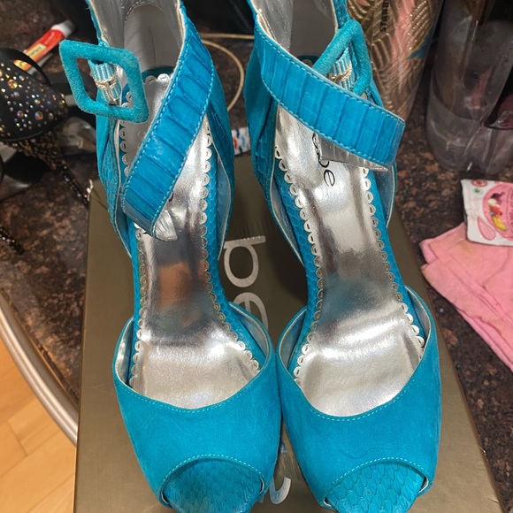 Heels - Picture 2 of 2